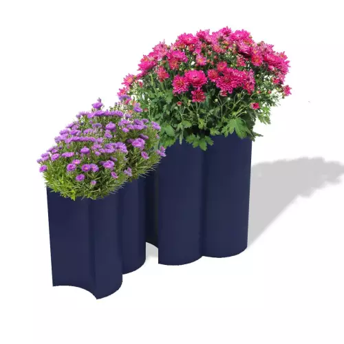 Niebieskie donice Addpot 50 z astrem i Addpot 70 z chryzantemą