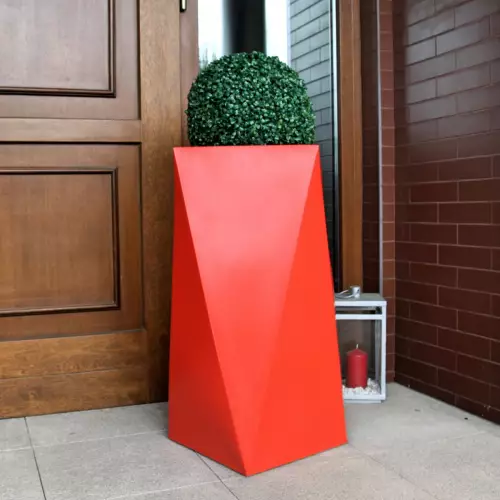 Czerwona donica Eris z ciętym bukszpanem