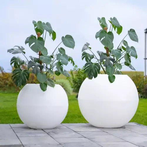 Białe donice JUPITER 64 i JUPITER 80 w ogrodzie