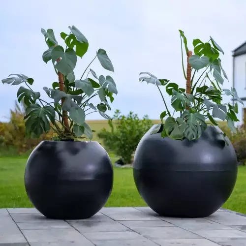 Czarne donice JUPITER 64 i JUPITER 80 w ogrodzie