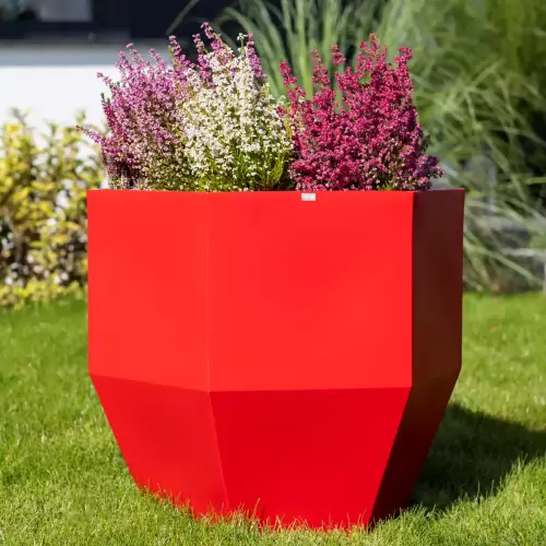 Donica Kalas w kolorze czerwonym w aranżacji