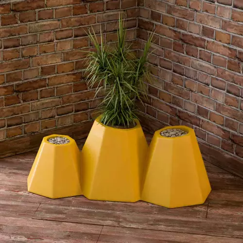 Cytrynowa donica Mont z kompozycją w pomieszczeniu