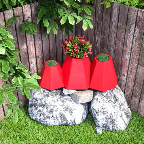 Czerwona donica Mont w ogrodzie