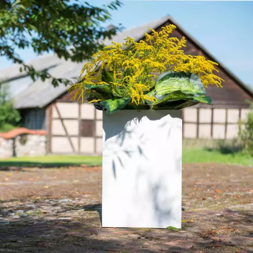 Biała donica Quadri w ogrodzie