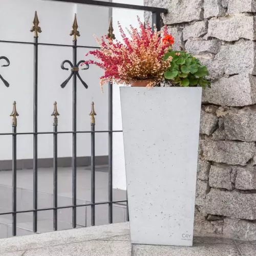 Donica z betonu Cone L w kolorze białym przed domem