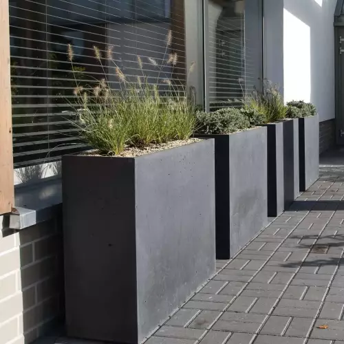 Donice MURO L w kolorze grafitowym z iglakami i trawami