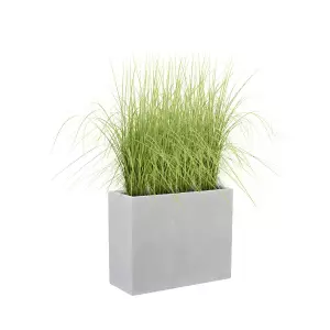 Trawy w prostokątnej donicy na taras