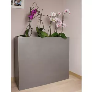 Szara matowa donica D272A ze stroczykami w salonie