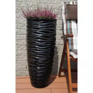 Czarna donica D7087D z wrzosami na tarasie