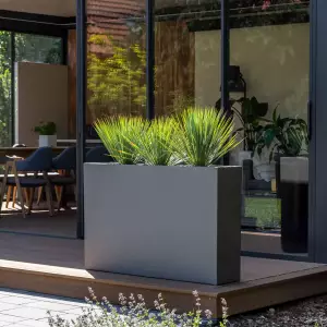 długa wysoka szara donica na taras