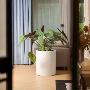 duża okrągła biała donica do salonu