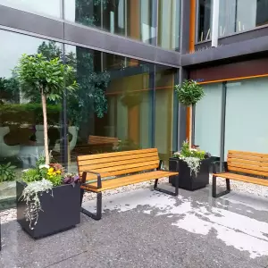 kwadratowe antracytowe donice na taras