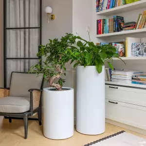 wysokie białe matowe donice do salonu