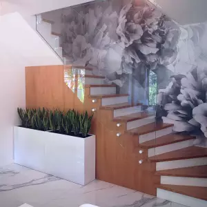 białe donice D272A, Sansevieria, schody, nowoczesny dom