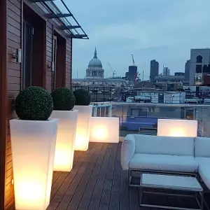 podświetlane donice monumo na tarasie