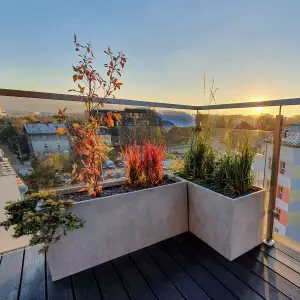 szare donice na taras jak betonowe