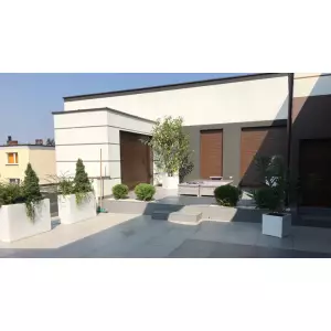 Donice tarasowe w aranżacji z roślinami