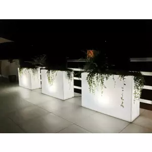 Podświetlane donice LONGERINO na tarasie