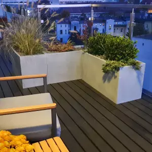 Szare betonowe donica na taras