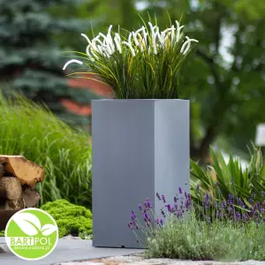 Wysoka szara donica Tower Pot M w ogrodzie