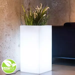 Podświetlana wysoka donica Tower Pot M w nowoczesnym wnętrzu