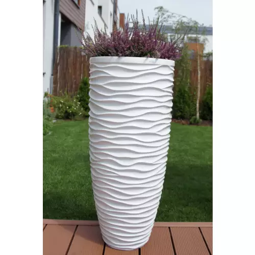 Donica D7087 w kolorze biały połysk na tarasie