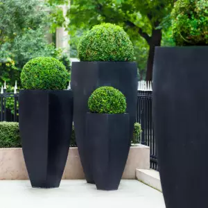 Czarne nowoczesne donice na taras