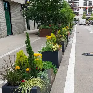 antracytowe podłużne donice na taras