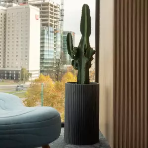 okrągła żłobiona donica do salonu jak betonowa