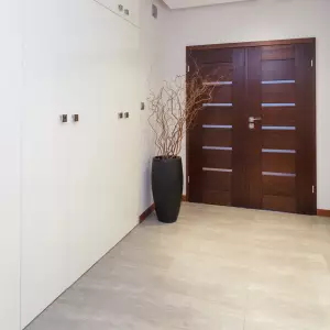 Czarna donica na korytarz