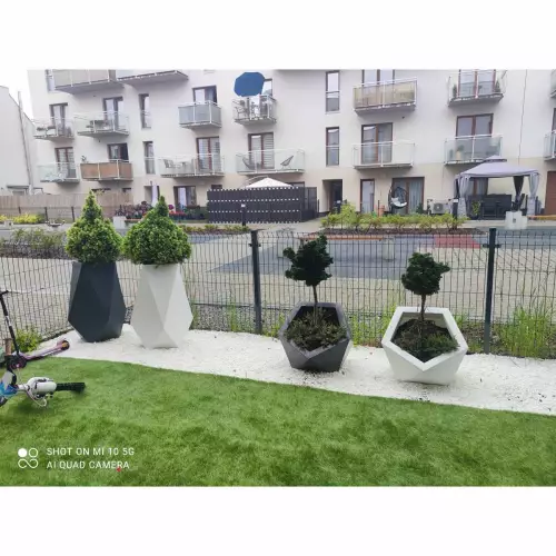 Białe i czarne doniczki VOLCANO i VESARI w mini ogródku