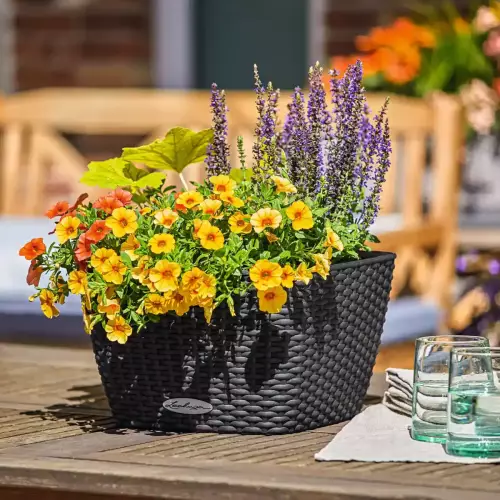 Cilindro Baccino 30 w kolorze granitowym na tarasie