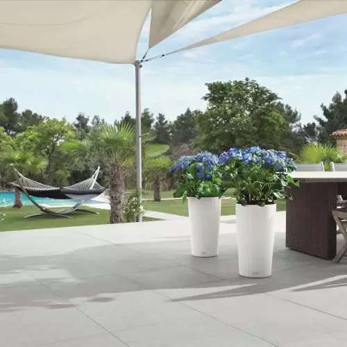 Białe doniczki Cilindro Color na tarasie
