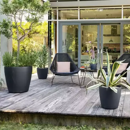 Donice CLASSICO Color 43/40 w kolorze ciemny szary na tarasie