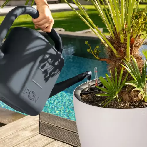 Otwory do wlewania wody do zasobnika w doniczce