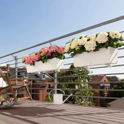 Białe doniczki Balconera 50 i 80 na balustradzie