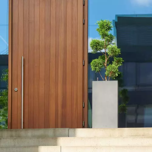 Szara donica Canto Stone Kolumna 40 przed domem