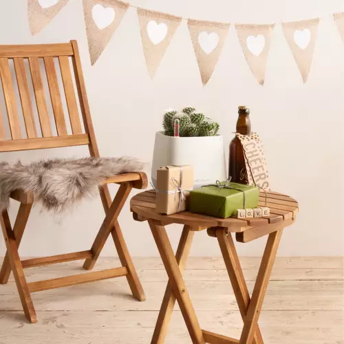 Doniczka YULA z kaktusem na stoliku