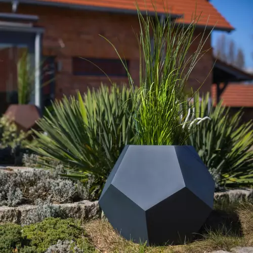 Antracytowa donica Alma 53 w ogrodzie