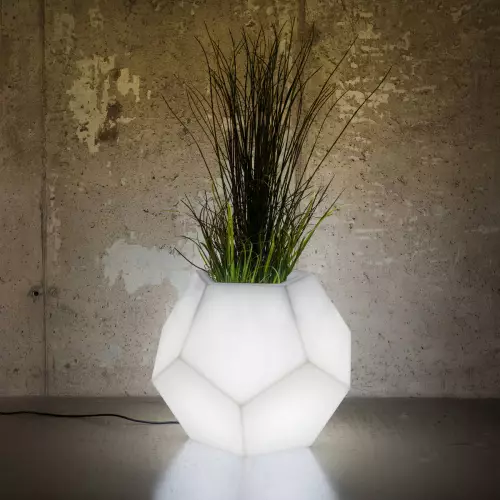 Podświetlana donica Alma 53 w salonie