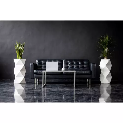 Białe donice ASTI w nowoczesnej aranżacji