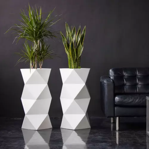 Białe donice ASTI w salonie