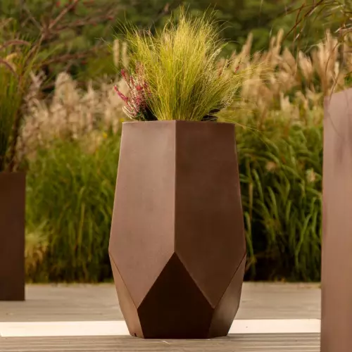 Trawy ozdobne w brązowej donicy Bari