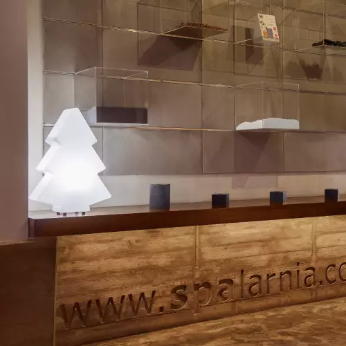 Biała podświetlana choinka na barze