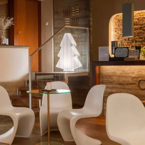 Podświetlana świąteczna choinka S Light w restauracji