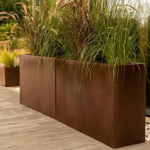 Trawy w donicach Longerino w kolorze stali corten na tarasie