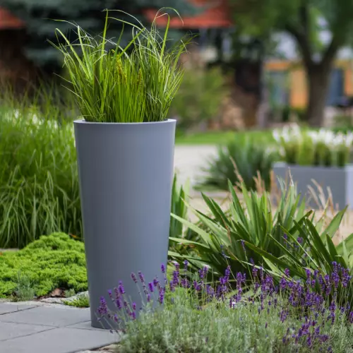 Donica HABANA w kolorze szarym w ogrodzie