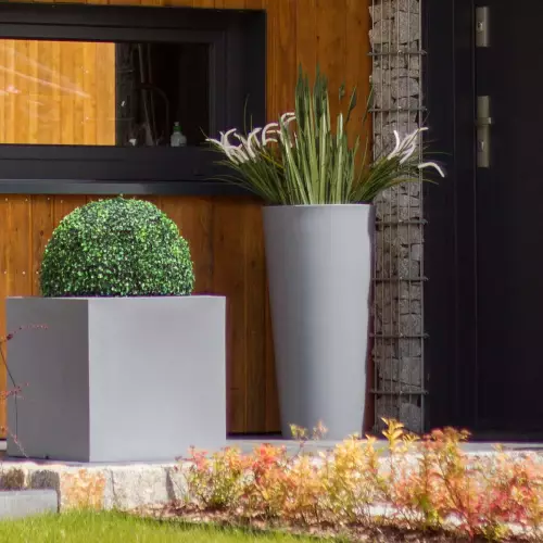 Szare donice HAbana M i Pixel Pot M w aranżacji na wejściu do budynku