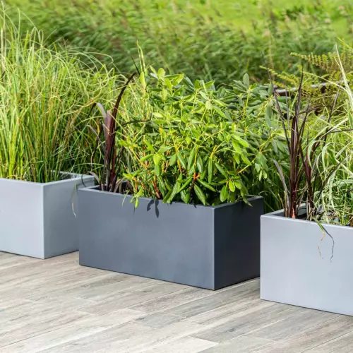 Donice Long 90 w kolorze szarym i antracytowym na tarasie