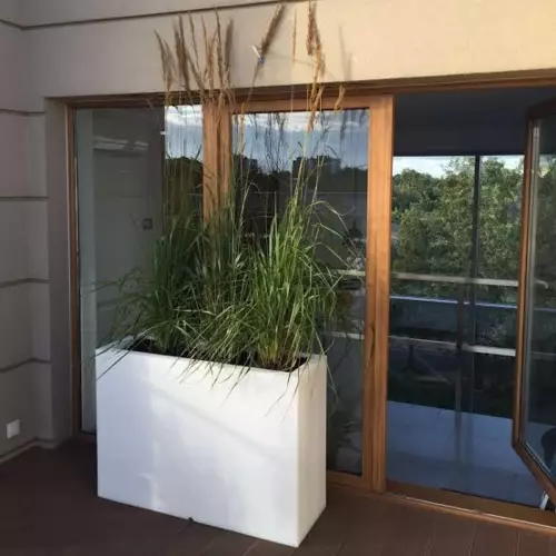 Biała donica LONGERINO na tarasie